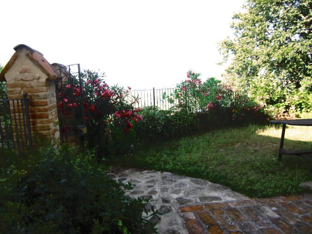 Aparthotel Castello Di Cisterna Gaglietole Exterior foto
