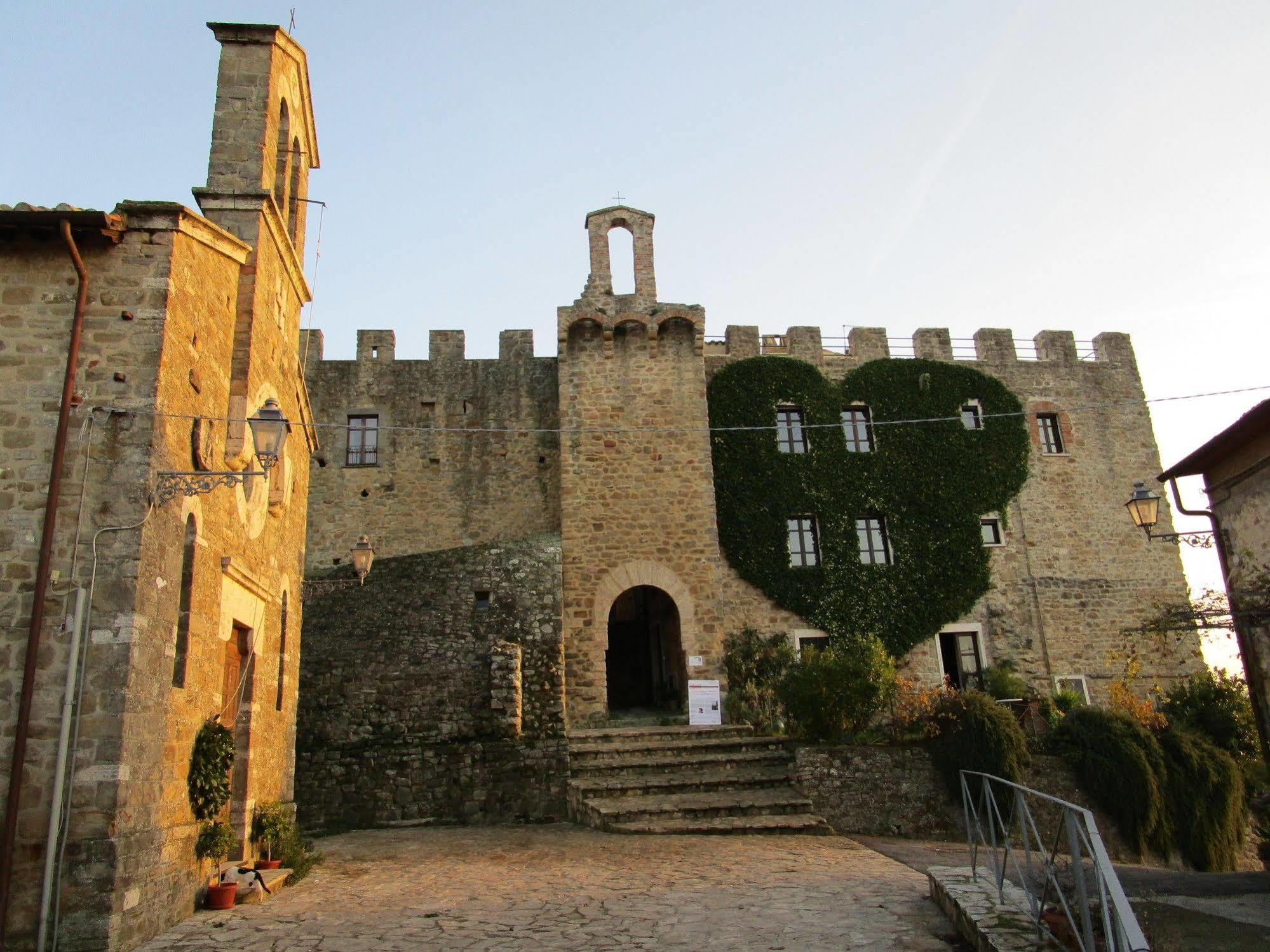 Aparthotel Castello Di Cisterna Gaglietole Exterior foto